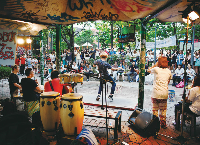 Distrito Hongdae. Calles repletas de espectadores, artistas jóvenes y ambiciosos